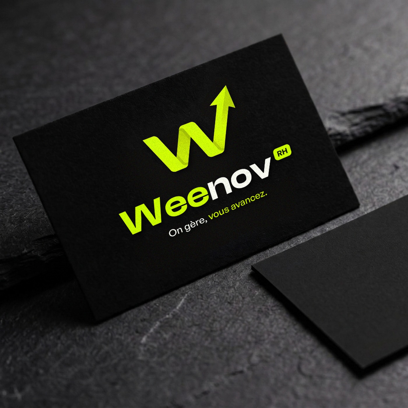 Carte de visite Weenov RH, logotype vert lime et signature sur papier noir